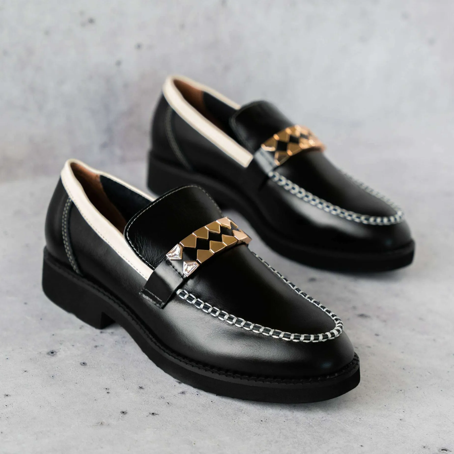 all_black__clip_and_stitc_0.webp ALL BLACK - Clip and Stitch Loafer